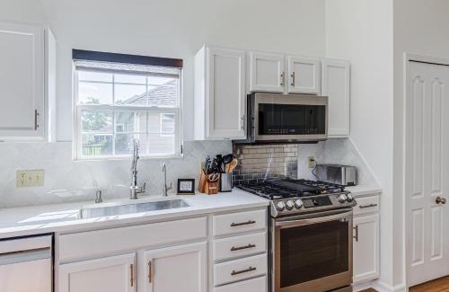 Cuyahoga Falls Casa | Upscale Home near Blossom, CVNP, Ski Resorts