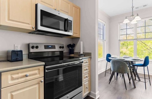 Cary Apartamento | Upscale King 2BR Suite Mins Downtown Raleigh!