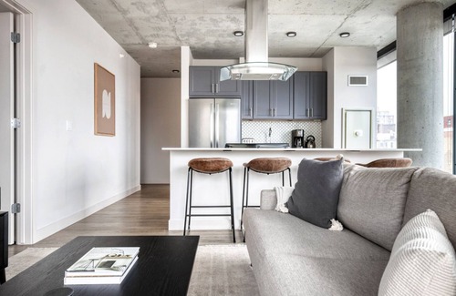 Lake View East Apartamento | Upscale Lakeview 2BR w/ Deck, Pool & Gym, nr Lincoln Park, by Blueground