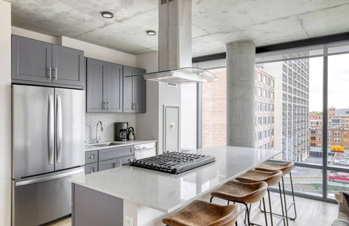 Lake View East Apartamento | Upscale Lakeview 2BR w/ Deck, Pool & Gym, nr Lincoln Park, by Blueground