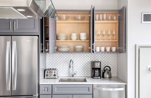 Lake View East Apartamento | Upscale Lakeview 2BR w/ Deck, Pool & Gym, nr Lincoln Park, by Blueground