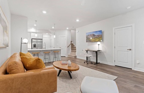 Herndon Casa | Upscale+Private Home 3 BEDR+3 BTH, Kitchen, Garage