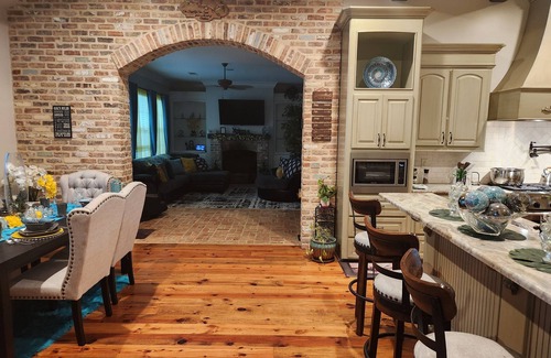 Brandon Casa | Upscaled Lakeview French Acadian Retreat Oasis