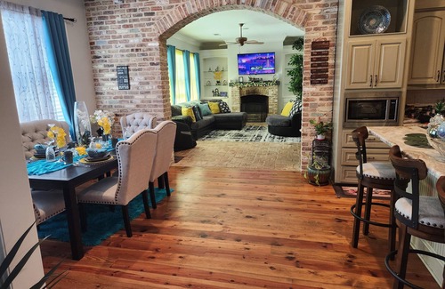 Brandon Casa | Upscaled Lakeview French Acadian Retreat Oasis