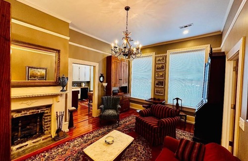 Latta Apartamento | Upstairs Apartment on Main Street