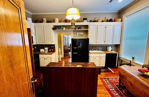 Latta Apartamento | Upstairs Apartment on Main Street