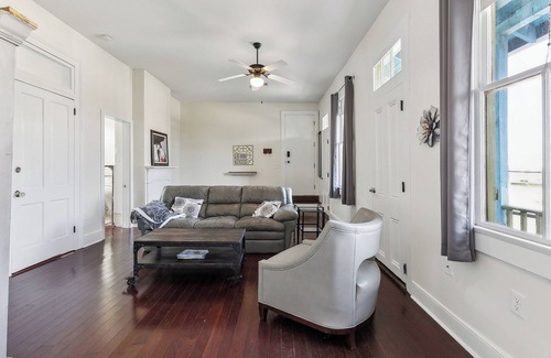 Faubourg Lafayette Apartamento | Upstairs at Eric's. 3 room 1 bath.