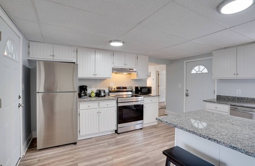 East Syracuse Apartamento | Upstate New York Vacation Rental w/ Hot Tub!