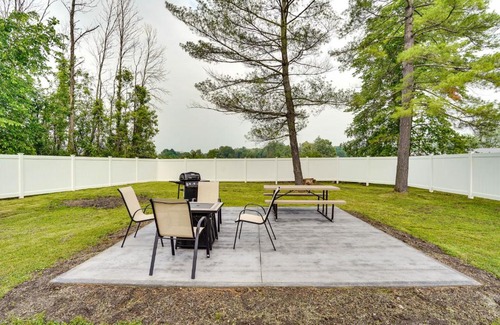 East Syracuse Apartamento | Upstate New York Vacation Rental with Hot Tub!