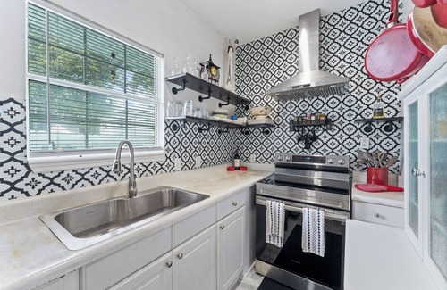 Historic Uptown Casa | Uptown Flamingo Bungalow Downtown St Pete Walk to Crescent Lake Park