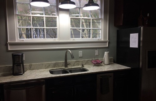 Carrollton Apartamento | UPTOWN NEW ORLEANS NEAR PARK, UNIVERSITIES, ST. CHARLES AV. 400 MILLAUDON ST.