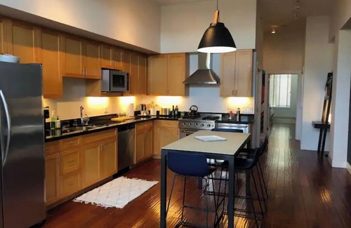 Lakeside Condominio | "Uptown Oakland Penthouse"