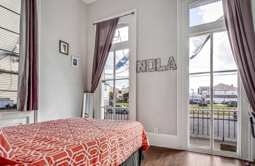 Faubourg Lafayette Casa | This house is a 3 bedroom(s), 2 bathrooms, located in New Orleans, LA.
