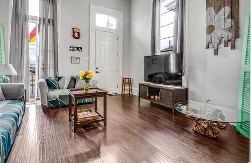 Faubourg Lafayette Casa | This house is a 3 bedroom(s), 2 bathrooms, located in New Orleans, LA.