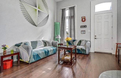 Faubourg Lafayette Casa | This house is a 3 bedroom(s), 2 bathrooms, located in New Orleans, LA.