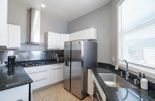 Davis Tract Casa | Urban 3BR 7-mins to Oakland Airport