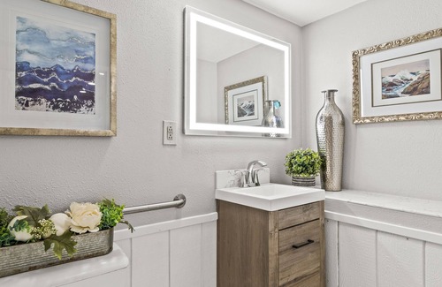 Midtown Sacramento Apartamento | Urban Chic Cellar in Midtown Sac with Parking