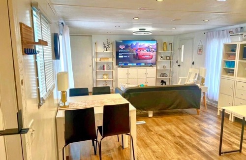 Edmond Casa | Urban Chic Trailer