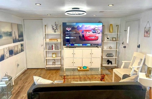 Edmond Casa | Urban Chic Trailer