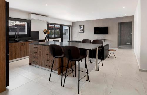 City Centre Apartamento | Urban Condo 33 with Balcony - 2 Bdr