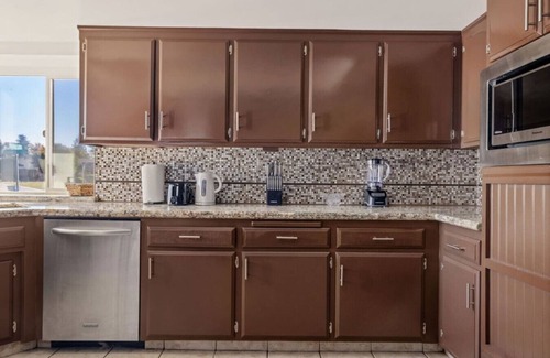 Greenacres Casa | Urban Escape - Massive Escape in Central Bakersfield! Close to The Market!!