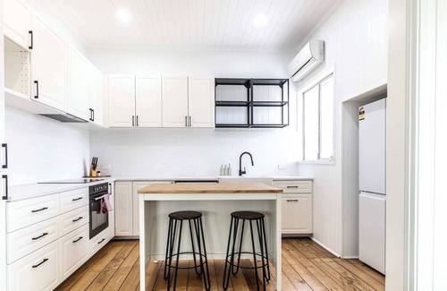 Booval Casa | Urban Getaway Colonial 6 beds 2 bath, aircon, pet, family