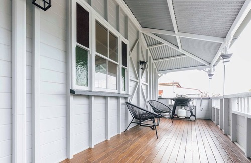 Booval Casa | Urban Getaway Colonial 6 beds 2 bath, aircon, pet, family