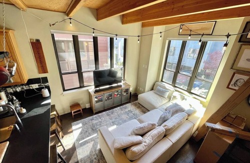 Green Lake Casa | Urban Green Lake Gem – Modern 2BR Retreat | Block to Lake + Easy FIFA Access