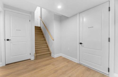 Clarington Apartamento | Urban Haven: 2BR/2BA+Office, Kitchen, Dining