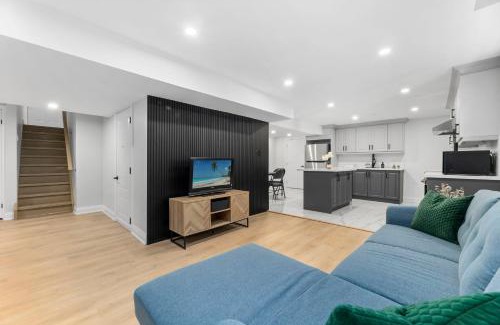 Clarington Apartamento | Urban Haven: 2BR/2BA+Office, Kitchen, Dining