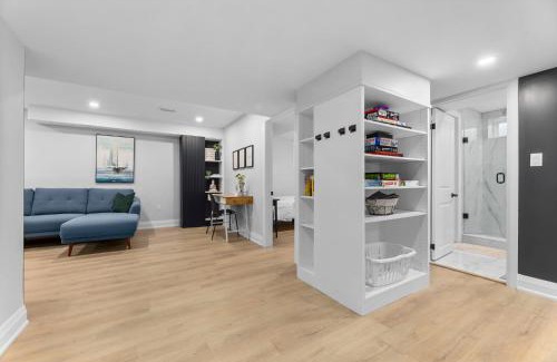 Clarington Apartamento | Urban Haven: 2BR/2BA+Office, Kitchen, Dining