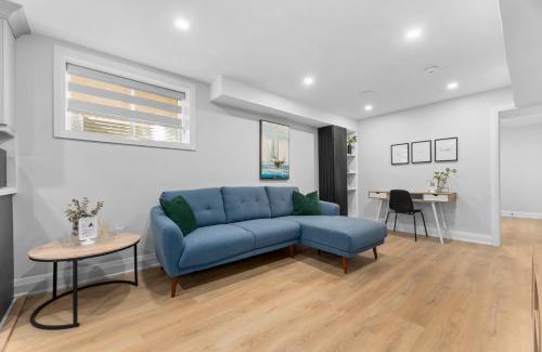 Clarington Apartamento | Urban Haven: 2BR/2BA+Office, Kitchen, Dining