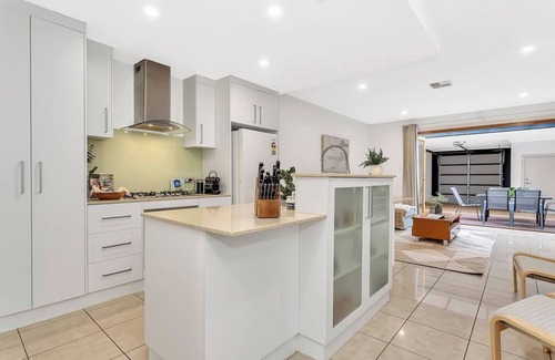 Mawson Lakes Casa | Urban Junction Walk to Mawson Lakes Dining and Shops