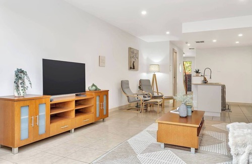 Mawson Lakes Casa | Urban Junction Walk to Mawson Lakes Dining and Shops
