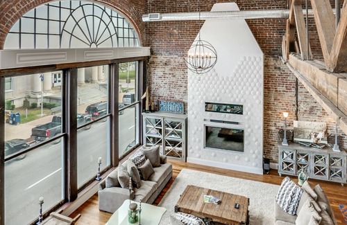 Shelbyville Apartamento | Urban Loft Downtown Shelbyville - * 5,000 Pies Cuadrados, Capacidad 17