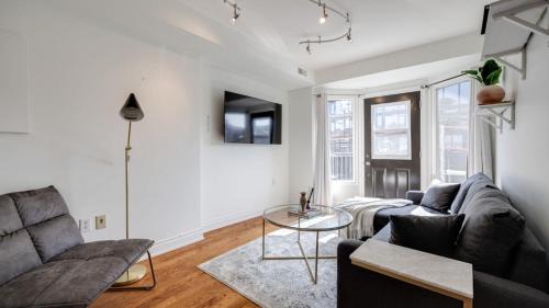 Dufferin Grove Apartamento | Urban Oasis, 3-Bedroom Apartment at Prime Location