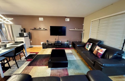 Mariners Harbor Apartamento | Urban Oasis: A Modern 2-Bedroom Apartment in Staten Island with WiFi, AC & More.