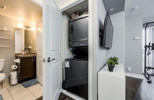Etobicoke Apartamento | Urban Oasis - Modern 1 bedroom w pool access free parking