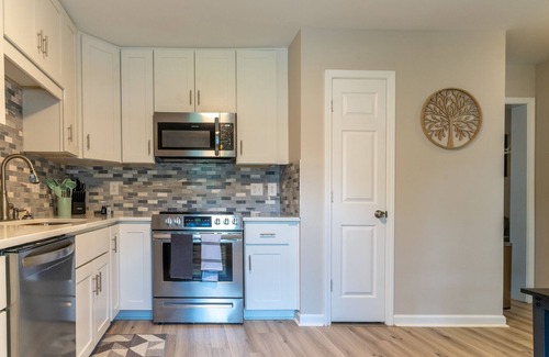 Downtown Casa | Urban Oasis: Newly Renovated Luxury Townhome -2BR Kingbed - 1Mile from Downtown