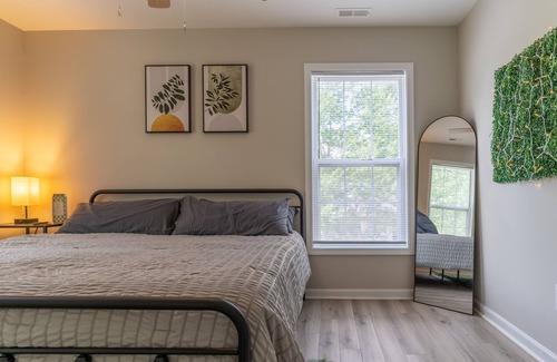 Downtown Casa | Urban Oasis: Newly Renovated Luxury Townhome -2BR Kingbed - 1Mile from Downtown