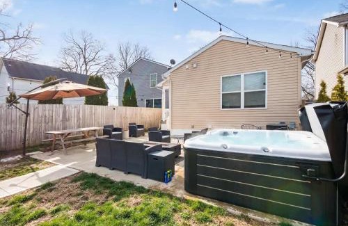 West Columbus Casa | Urban Oasis w Hot Tub Near Downtown & Arena District