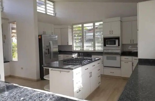 Sabana Llana Sur Casa | Urban Paradise
