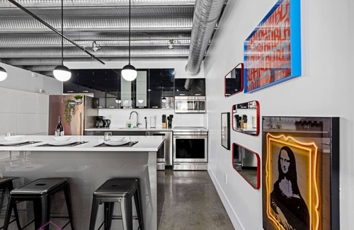 Downtown Edmonton Apartamento | Urban Pop Loft | Near ICE District | UG Parking!