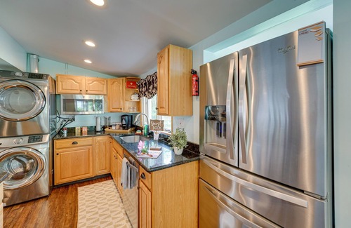 Drayton Plains Cabaña | Vintage Susin Lake Cottage w/ Deck & Hot Tub!