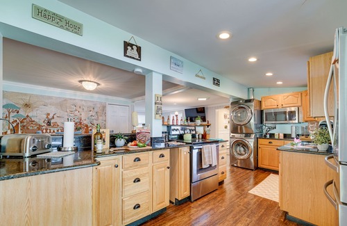 Drayton Plains Cabaña | Vintage Susin Lake Cottage w/ Deck & Hot Tub!