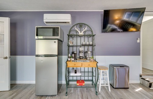 Drayton Plains Cabaña | Vintage Susin Lake Cottage w/ Deck & Hot Tub!