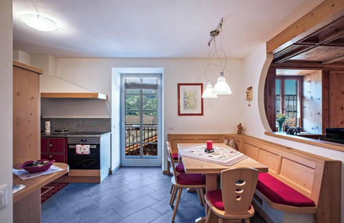 Tesero Apartamento | Apartamento de vacaciones Casa Stella con balcón, vistas a la montaña y Wi-Fi