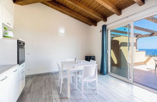 Paduledda Apartamento | Apartamento de vacaciones "Case Aquafan Mare" con vistas al mar, piscina y terraza