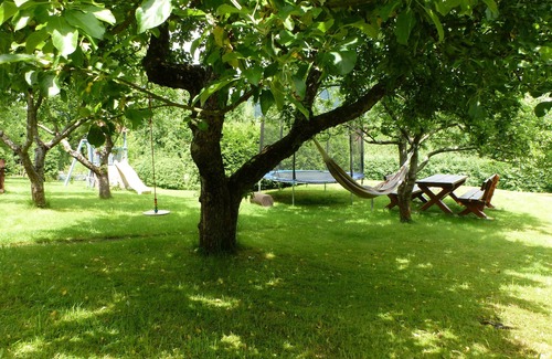 Koenigstein Apartamento | Gran jardín del apartamento, acogedor y moderno, tranquilo y cerca del centro, zona de juegos