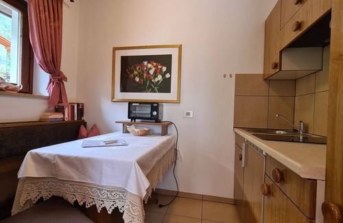 Rifiano Apartamento | Vacation apartments Innerhofer west-facing balcony apartment, shared garden and pool